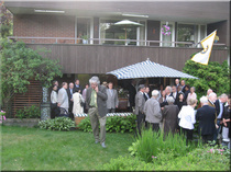 Kevätkauden 2010 viimeinen viikkokokous keräsi runsaasti rotareita puolisoineen puutarhakokoukseen
